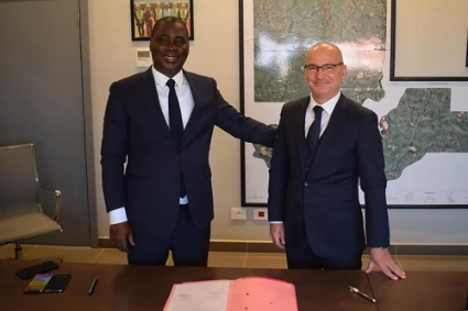Fadi Wazni (à droite), le PDG d'UMS, a signé en février avec Diakaria Koulibaly, le ministre guinéen des hydrocarbures d'alors, un accord en vue de la réalisation d'une étude sur la construction d'une raffinerie de pétrole à Moribayah.