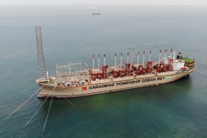 La centrale flottante Karpowership exploitée en Sierra Leone.