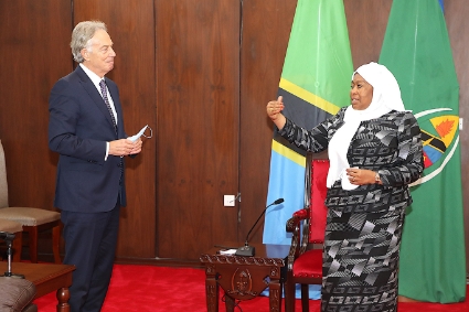L'ex-premier ministre britannique Tony Blair et la présidente tanzanienne Samia Suluhu Hassan.