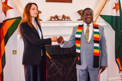 Alena Douhan, rapporteuse spéciale du Conseil des droits de l'homme des Nations unies sur l'impact négatif des sanctions unilatérales coercitives et le président du Zimbabwe Emmerson Mnangagwa