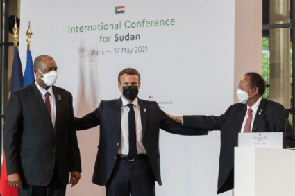 De gauche à droite, lors de la conférence de Paris sur le Soudan de mai 2021 : le président du Conseil de souveraineté soudanais, le général Abdel Fattah al-Burhan, le président français Emmanuel Macron et le premier ministre soudanais Abdallah Hamdok.