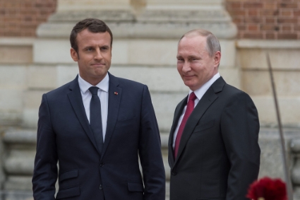 Emmanuel Macron et Vladimir Poutine, en 2017, au château de Versailles.