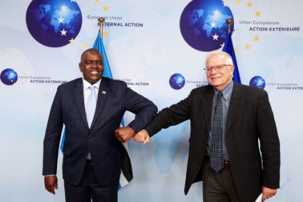 En déplacement à Bruxelles du 13 au 16 novembre 2021, le président botswanais Mokgweetsi Masisi (à gauche) a rencontré le patron de la diplomatie de l'Union européenne, Josep Borrell.