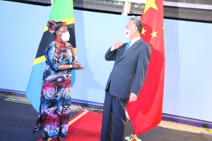 La ministre tanzanienne des affaires étrangères, Liberata Mulamula, a rencontré son homologue chinois, Wang Yi, lors du Forum sur la coopération sino-africaine (Focac) qui s'est tenu à Dakar les 29 et 30 novembre 2021.