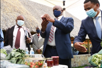 Le président botswanais Mokgweetsi Masisi va mettre en place un moratoire sur les importations de légumes (photo d'août 2020).