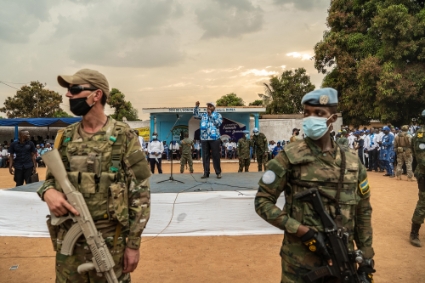 Un membre du groupe paramilitaire russe Wagner (à gauche) et un soldat des forces des Nations unies lors d’un meeting électoral du président de la République centrafricaine Faustin-Archange Touadéra, à Bangui, le 12 décembre 2020.