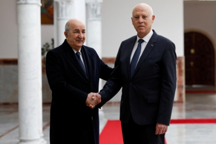 Le président tunisien Kaïs Saïed (à droite) accueille son homologue algérien Abdelmadjid Tebboune à son arrivée à Tunis, le 15 décembre 2021.