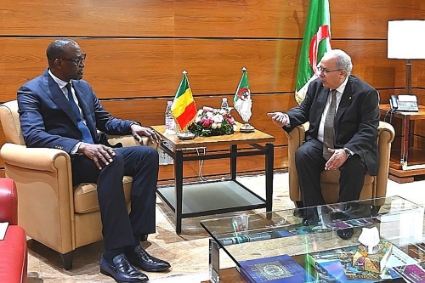 Le ministre des affaires étrangères malien Abdoulaye Diop (à gauche) a été reçu à Alger par son homologue algérien Ramtane Lamamra le 6 janvier 2022.