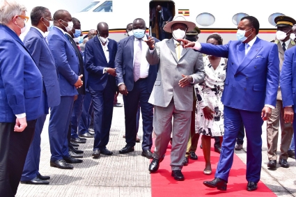 Le président ougandais Yoweri Museveni (au centre), accueilli au Congo par son homologue Denis Sassou Nguesso, le 11 février 2022.