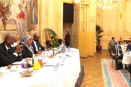 La présidente tanzanienne Samia Suluhu Hassan devant des représentants du Medef, le 14 février 2022.