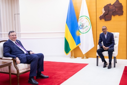 Le PDG de TotalEnergies Patrick Pouyanné et le chef de l'Etat rwandais Paul Kagame.