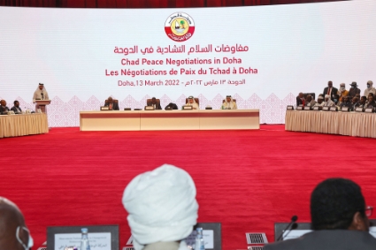 Les participants prennent place au début des négociations de paix au Tchad, à Doha, le 13 mars 2022.