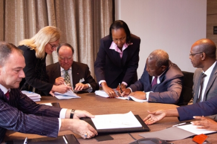 Le PDG d'Equity Group, James Mwangi, signe l'accord d'achat avec l'actionnaire majoritaire de BCDC, George Forrest, le 19 novembre 2019.