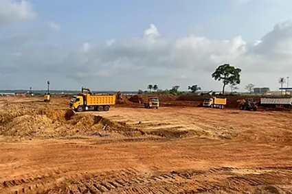 Les travaux d'aménagement du port pour la mine de bauxite de Bon Ami, dans le district de Boké (Guinée).