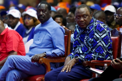 Le candidat à la présidentielle kenyane Raila Odinga et le président Kenyatta, le 12 mars 2022.