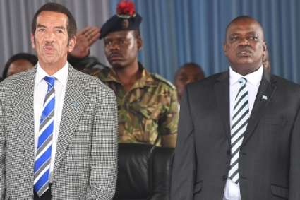 Le président du Botswana Ian Khama et son vice-président Mokgweetsi Masisi en 2018, avant que ce dernier lui succède en tant que président.