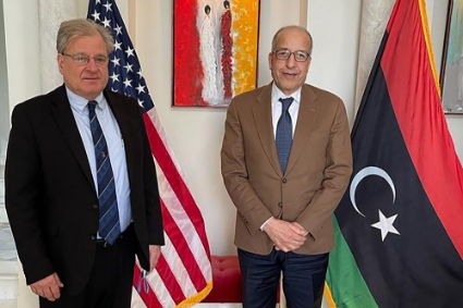 l'ambassadeur américain en Libye Richard Norland (à gauche) en compagnie du directeur de la Banque centrale libyenne, Al Seddik Omar al-Kabir, en janvier 2022.