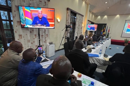 Félix Tshisekedi et son homologue Uhuru Kenyatta ont échangé par visioconférence avec les représentants des groupes armés, le 27 avril 2022.