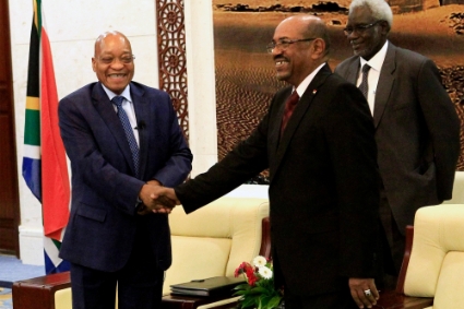 L'ancien président sud-africain Jacob Zuma et l'ancien président soudanais Omar el-Béchir, en février 2015.