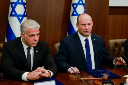 Le ministre israélien des affaires étrangères Yair Lapid aux côtés de Naftali Bennett (de gauche à droite).