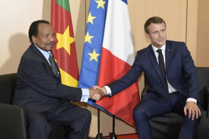 Le président camerounais Paul Biya (à gauche) en compagnie de son homologue français Emmanuel Macron en octobre 2019 à Lyon (France).