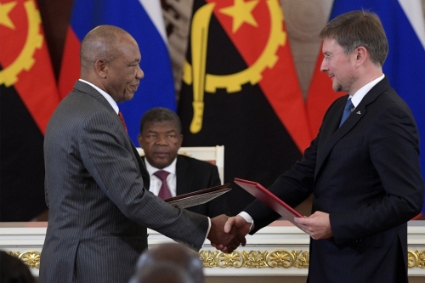 Au centre, le président angolais en visite au Kremlin. Au premier plan, le patron d'Endiama Jose Manuel Augusto Ganga Junior serre la main du PDG d'Alrosa Sergey Ivanov.