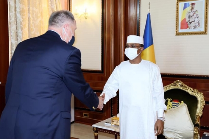 Le président du Conseil militaire de transition tchadien, Mahamat Idriss Déby (à droite), a reçu le 30 mai 2022 à N'Djamena le représentant républicain du Congrès américain, Trent Kelly.