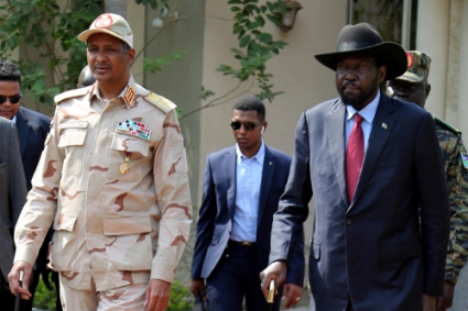 Le président du Soudan du Sud, Salva Kiir (à dr.) préfère ne pas intervenir dans la dispute, laissant la main au vice-président du conseil de souveraineté soudanais, Hemeti.