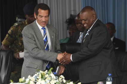 Le président botswanais Mokgweetsi Masisi (à droite) et son prédécesseur Ian Khama.