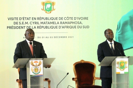 Le président sud-africain Cyril Ramaphosa, lors de sa visite au chef de l'Etat ivoirien Alassane Ouattara, en décembre 2021.