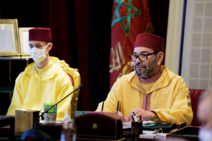 Le roi du Maroc Mohammed VI en conseil des ministres à Rabat, en compagnie de son fils, le prince Moulay Hassan, le 13 juillet 2022.