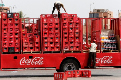 Déchargement d'une cargaison de Coca-Cola sur la place Jemaa el-Fna au Maroc.