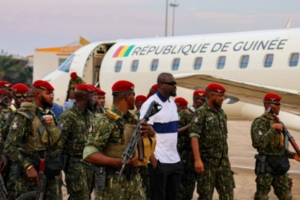 Le colonel Mamadi Doumbouya a réceptionné l'avion à l'aéroport Ahmed-Sékou-Touré, le 20 décembre 2022.