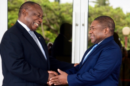 Le président sud-africain Cyril Ramaphosa est accueilli par le président mozambicain Filipe Nyusi, au palais présidentiel à Maputo, le 17 mars 2018.