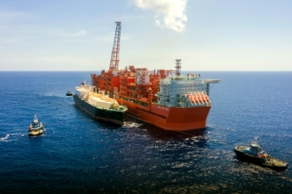 Un pétrolier britannique chargeant du GNL le long du FLNG Coral South, dans le nord-est du Mozambique.