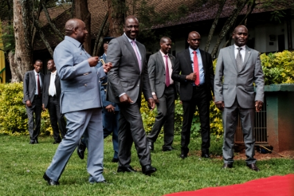 Le président burundais Evariste Ndayishimiye s'entretient avec le président kényan William Ruto, le 28 novembre 2022, à l'ouverture du sommet de l'EAC.