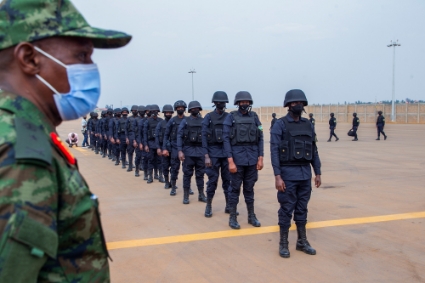 Des membres de l'armée et de la police rwandaises attendent de monter dans un avion pour le Mozambique à Kigali, le 10 juillet 2021.