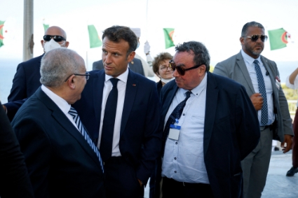 Le ministre algérien des affaires étrangères, Ramtane Lamamra, avec le président français Emmanuel Macron et l'historien Benjamin Stora, à Alger, le 25 août 2022.