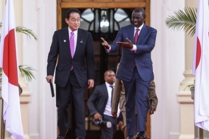 Le président kenyan William Ruto (à droite) et le premier ministre japonais Fumio Kishida (à gauche) à Nairobi, au Kenya, le 3 mai 2023.