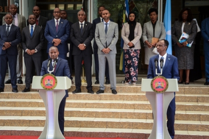 Le ministre kenyan de l'intérieur, Kithure Kindiki (à gauche), et son homologue somalien, Mohamed Ahmed Sheikh Ali, lors de l'annonce de la réouverture de la frontière entre les deux pays, le 15 mai 2023, à Nairobi.