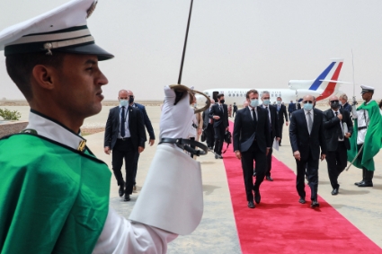 Mohamed Ould Ghazouani accueille le président français Emmanuel Macron à Nouakchott pour un sommet du G5 Sahel en juin 2020.