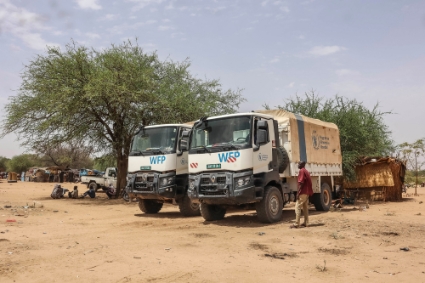 Camions du Programme alimentaire mondial stationnés à Koufroun, au Tchad, le 30 avril 2023, pour venir en aide aux réfugiés soudanais.