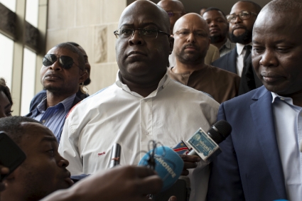 Le président congolais Félix Tshisekedi (au centre) et son ex-chef de cabinet tombé en disgrâce Vital Kamerhe (à droite).