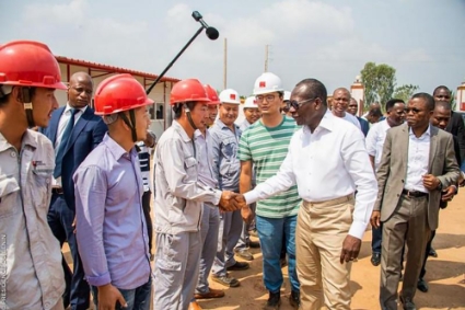 Le président béninois Patrice Talon saluant des employés de Poly Technologies sur le chantier de la caserne d'Allada (1er février 2020).