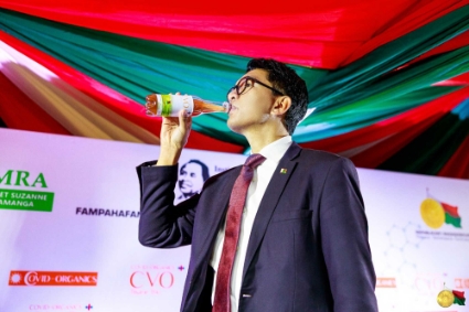 Le président malgache Andry Rajoelina lors du lancement de la tisane Covid-Organics (CVO).