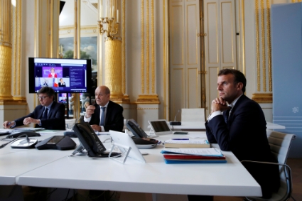 Le président français Emmanuel Macron et le ministre des affaires étrangères Jean-Yves Le Drian en visioconférence sur la crise du Covid-19 le 4 mai 2020.