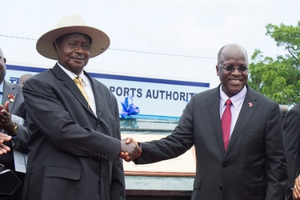 Le président tanzanien John Magufuli (à droite) et son homologue ougandais Yoweri Museveni.