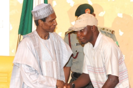 Tempolo (à droite), alors leader du MEND, en 2009, lors de la signature d'une amnistie avec le président nigérian de l'époque Umaru Yar'Adua.