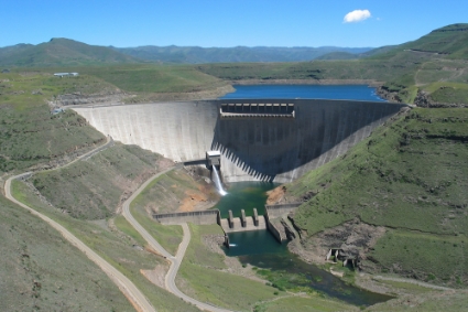 Le barrage de Katse, au Lesotho, inauguré en 1996 dans le cadre de la Phase 1 du Lesotho Highlands Water Project.