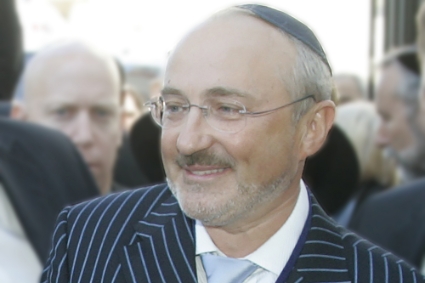 L'oligarque estonien Aleksandr Bronstein, à la tête de Solway Mining, est très investi dans la communauté juive internationale.